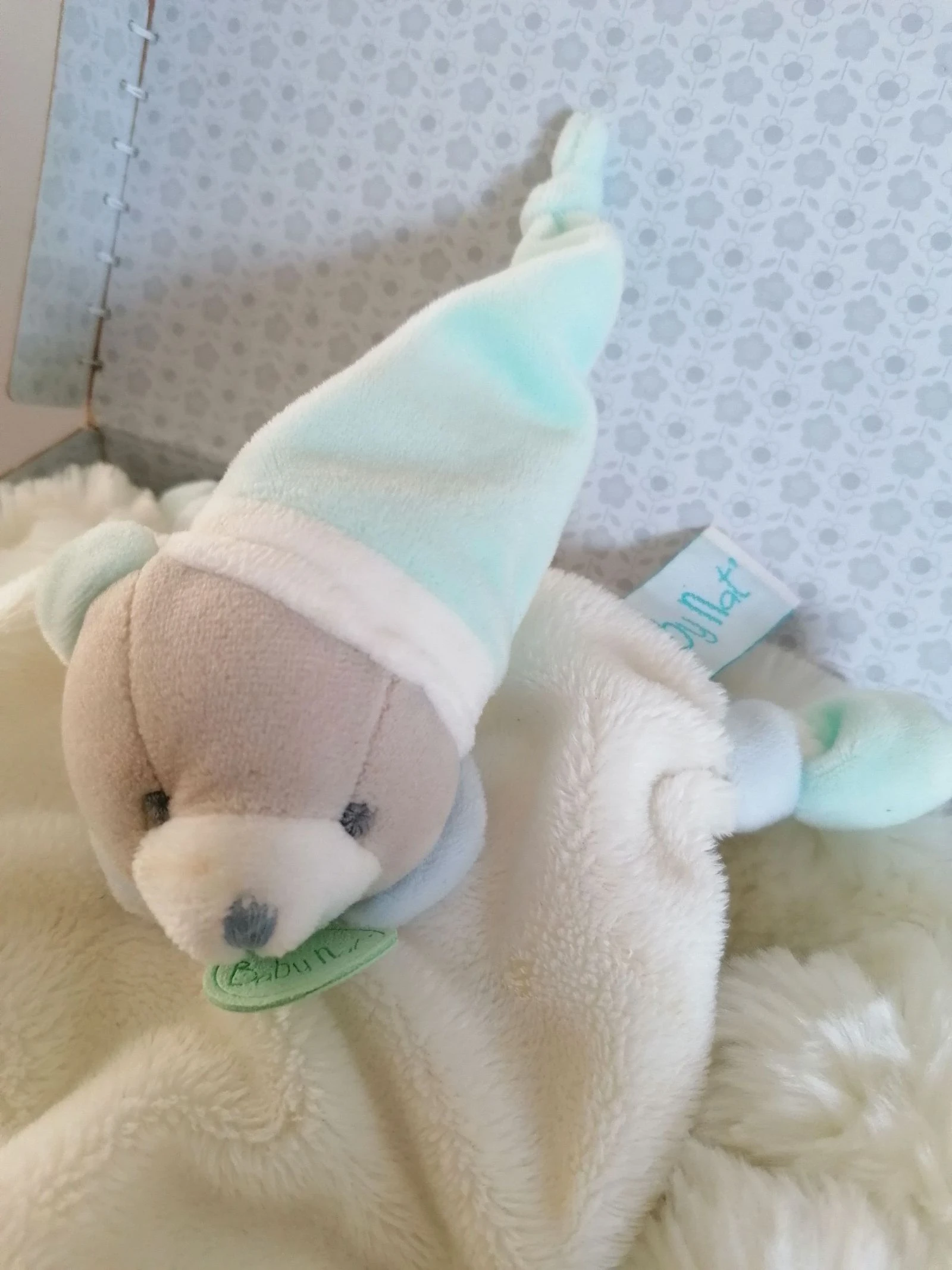 Pelúcia plana de cabeça de urso com gorro verde-água, Babynat – photo 2